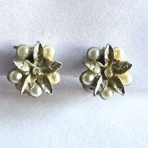 Vintage flower earrings clip on silver tone faux pearls floral pearlcore retro